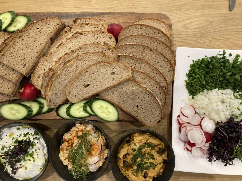 Verschiedene Brotsorten mit verschiedenen Aufstrichen und Dekor
